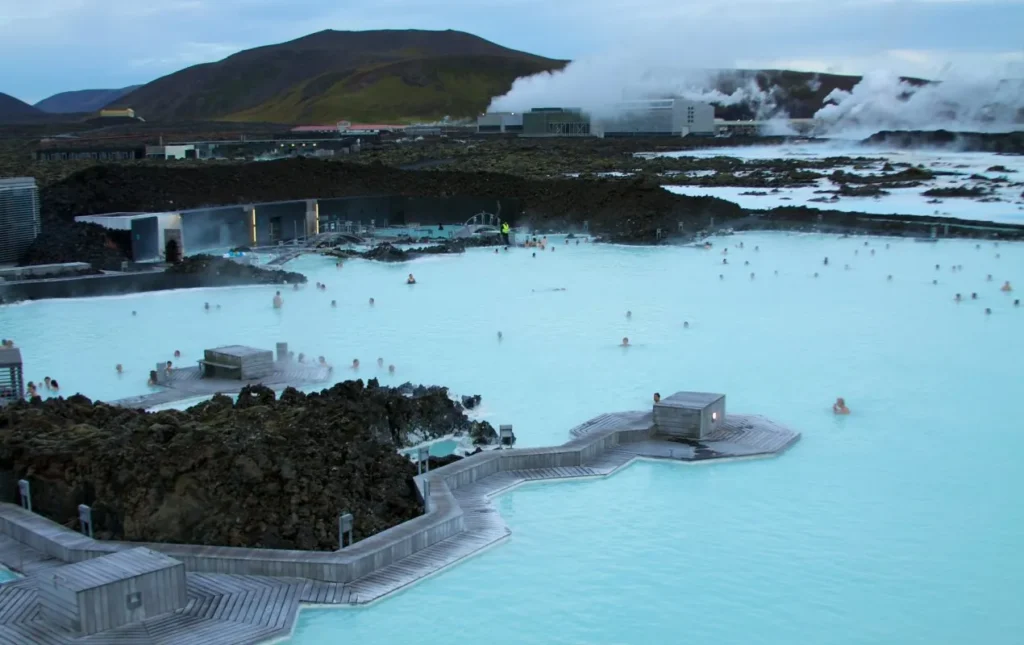 vista dall'alto delle terme The Blue Lagoon vicino Reykjavik