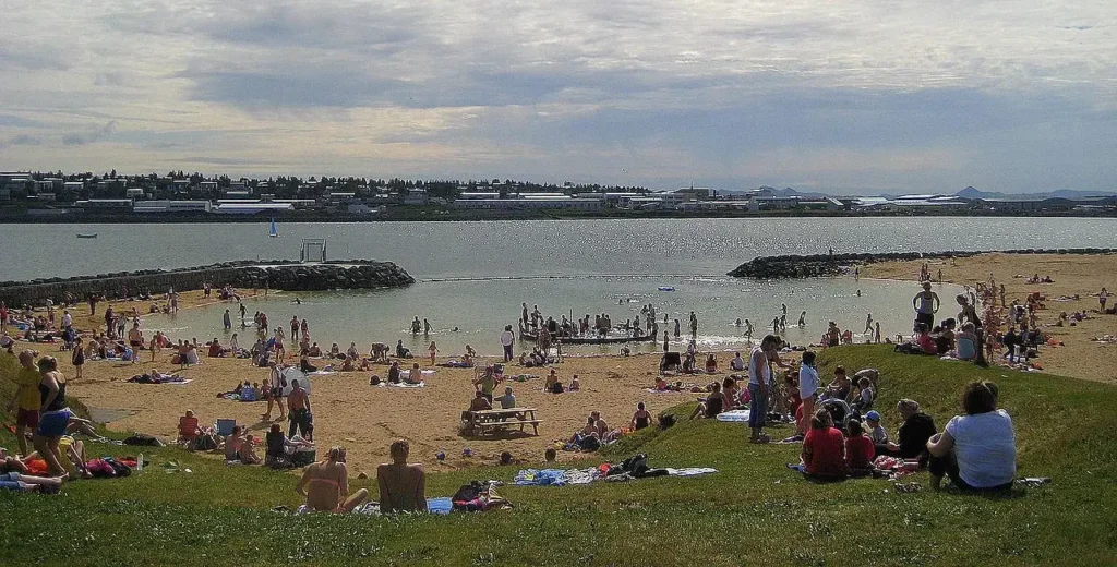 vista d'insieme della spiaggia geotermale di Nautholsvik vicino Reykjavik