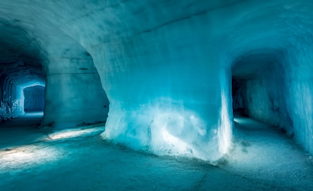 i corridoi della grotta di ghiaccio nel Langjökull