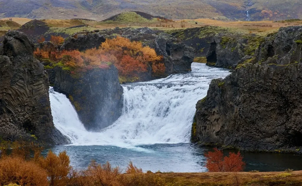 la cascata Hjálparfoss nella valle di Thjorsardalur nell'Islanda sud occidentale