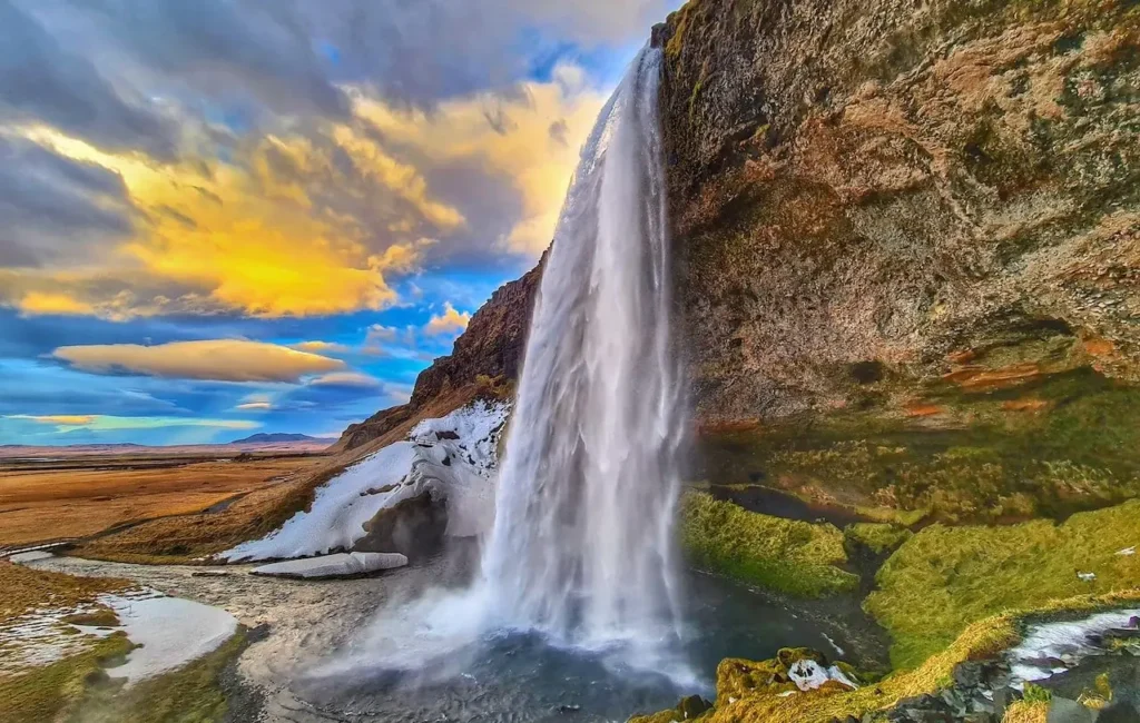 la cascata Seljalandsfoss, Islanda sud occidentale