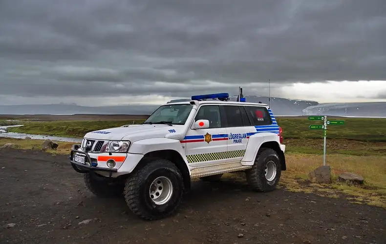 4x4 della polizia islandese sulla pista F35 nell'interno