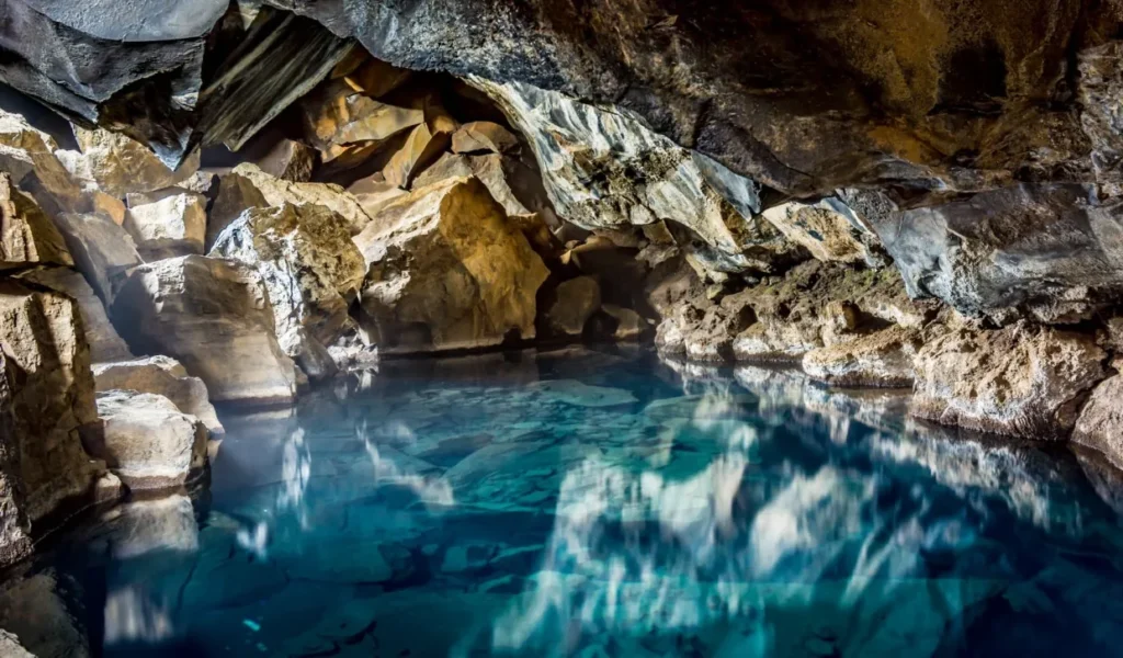 la grotta Grjótagjá