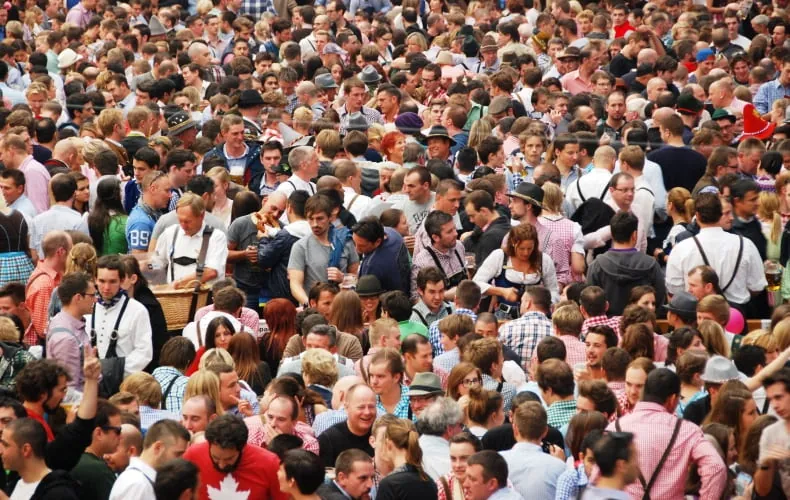 folla gente dentro tendone Hofbrau Oktoberfest Monaco di Baviera