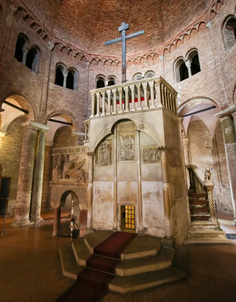 la copia del Santo Sepolcro di Gerusalemme all'interno del complesso di Santo Stefano alle 7 chiese a Bologna