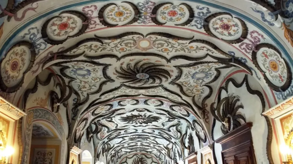 castello reale di Sarre (Aosta) - decorazioni con corna di stambecchi - corridoio