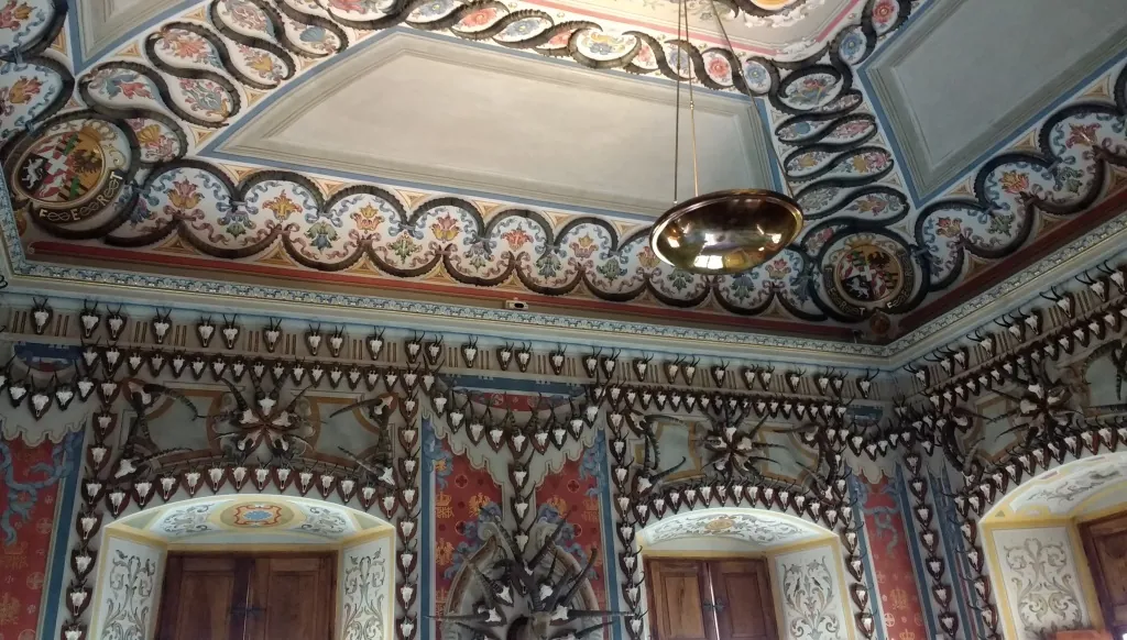 castello reale di Sarre (Aosta) - decorazioni con corna di stambecchi - salone