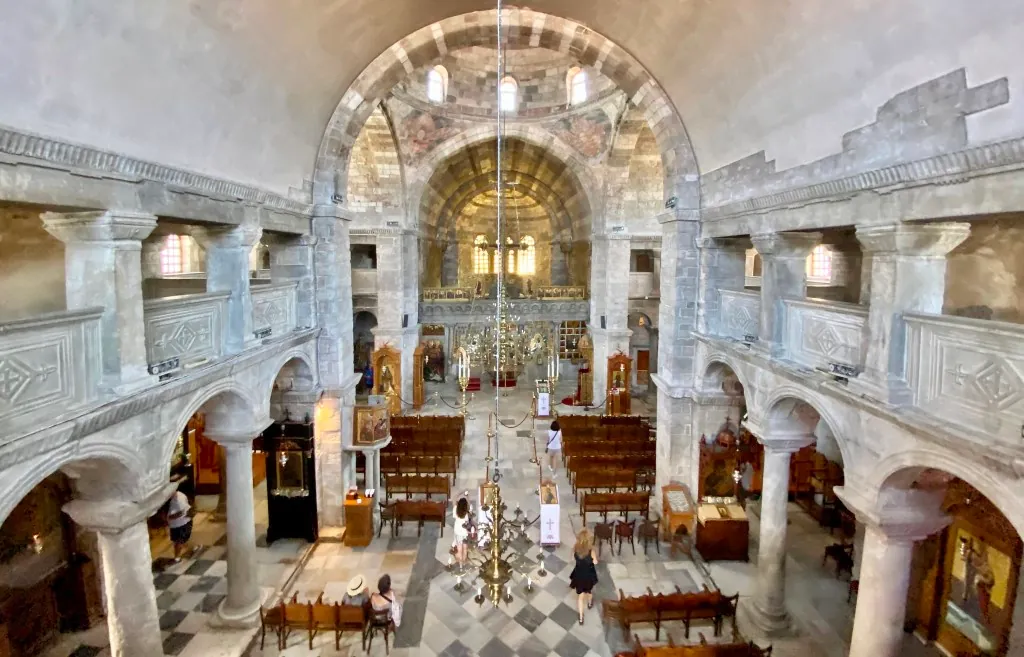 interno della cattedrale Panagia Ekatontapiliani a Paros