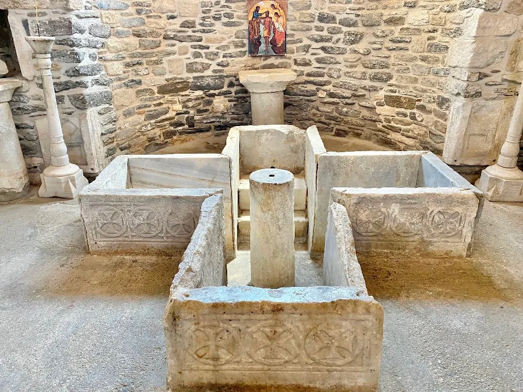 fonte battesimale con riutilizzo di marmi antichi nella cattedrale Panagia Ekatontapiliani a Paros